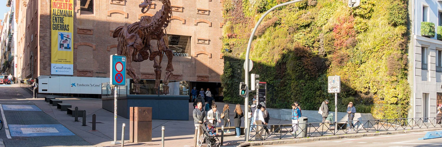 CaixaForum Madrid: Dikey Bahçeli Kültür Merkezi