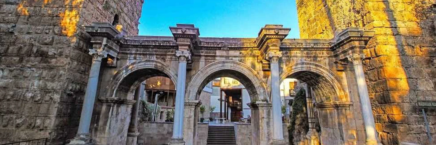 Hadrian Kapısı Gezi Rehberi ve Tarihi Detaylar