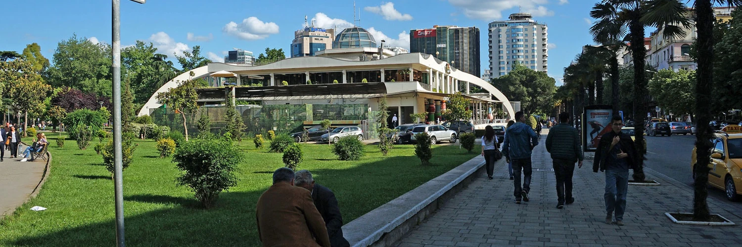 Tiran’ın Yeşil Kaçışı: Rinia Parkı