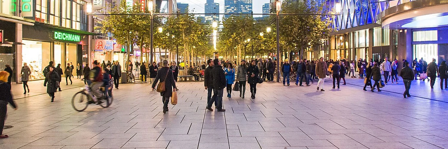 Zeil Caddesi: Işıklar, Mağazalar ve Kalabalıklar