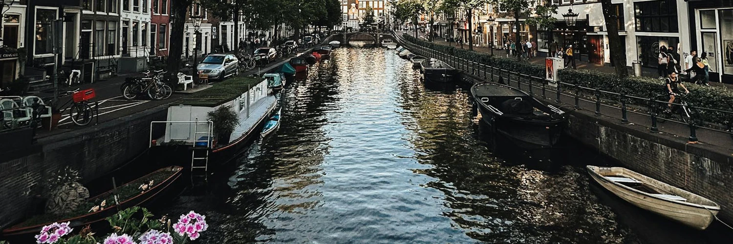 Amsterdam’da Tekneyle Gezi: Kanalların Büyüsü
