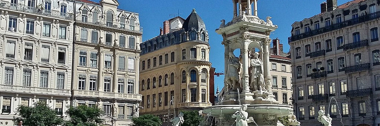 Tarihle Modernliğin Buluştuğu Yer: Place des Jacobins