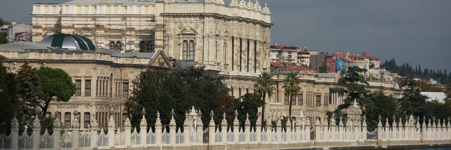 Dolmabahçe Sarayı Gezi Rehberi: Tarih ve Mimari