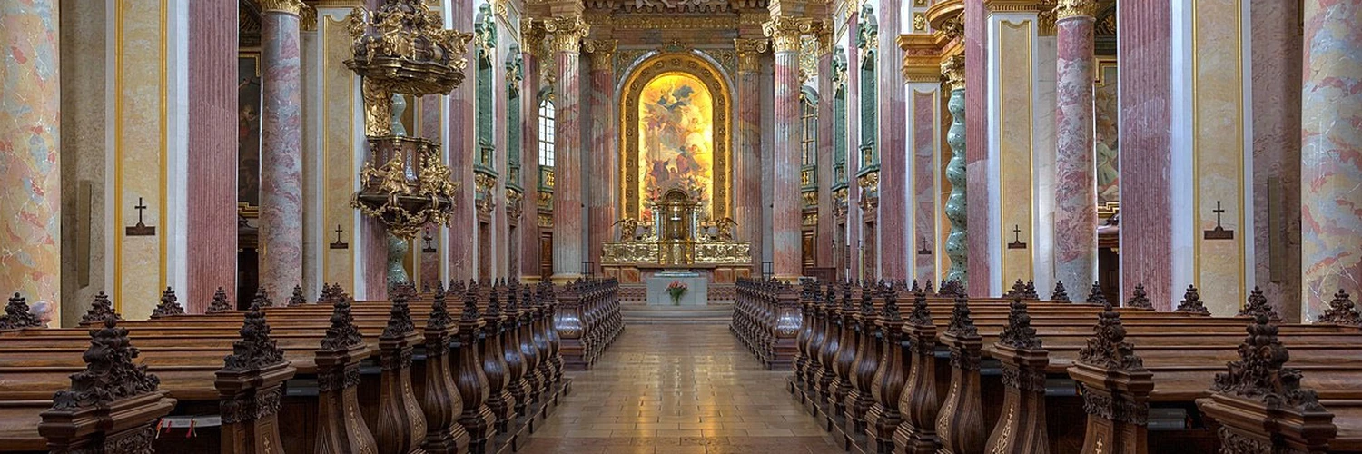 Jesuitenkirche: Şehrin Sessiz Sanat Noktası