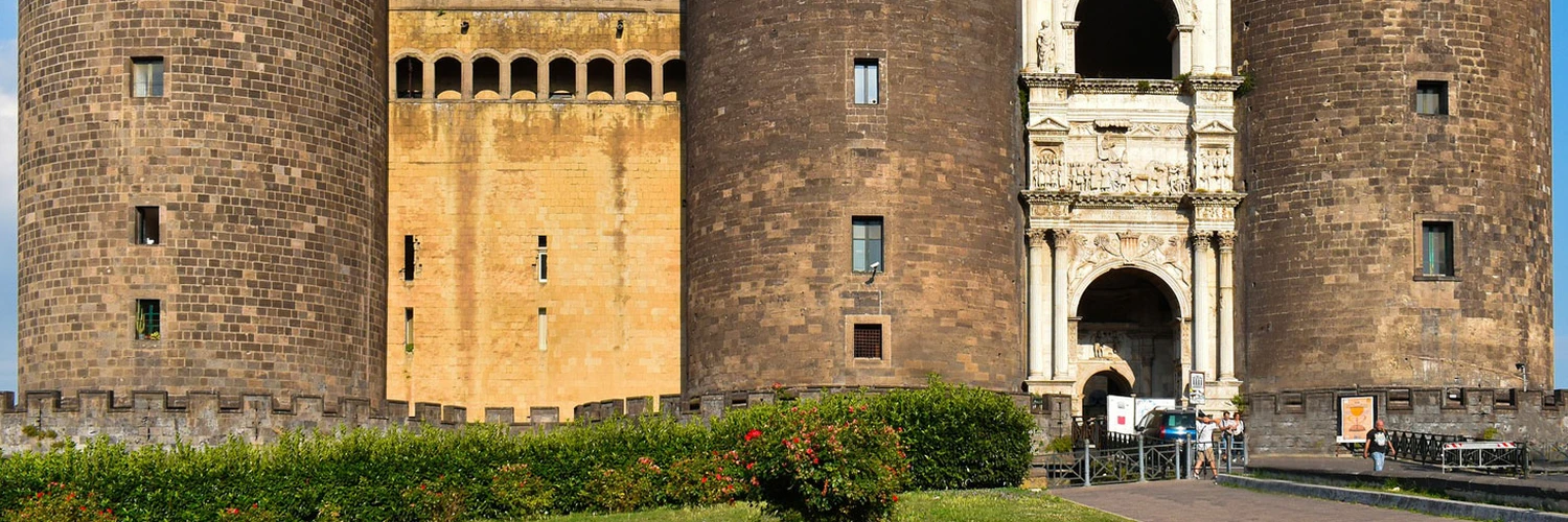 Castel Nuovo: Napoli’nin Tarihi Kalesi