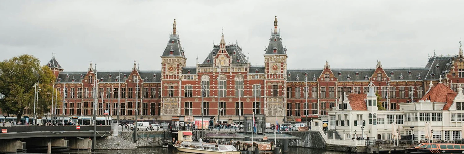 Amsterdam’ın Ana Tren Garı: Centraal