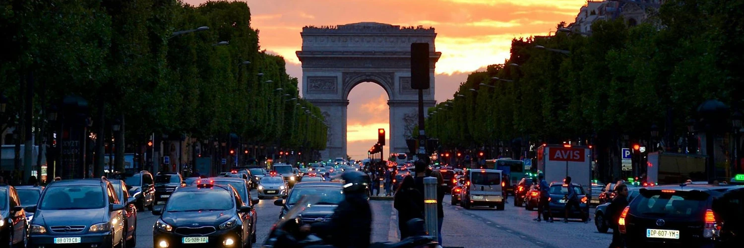 Champs-Élysées: Işıklar, Mağazalar ve Şehir Keyfi