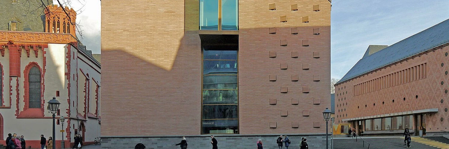 Historisches Museum: Şehrin Geçmişini Keşfedin
